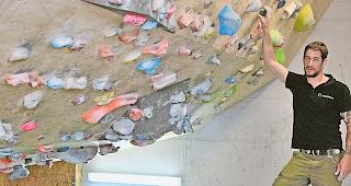 &Uuml;berh&auml;ngend. Der Pr&auml;sident des Kletterklubs, Didier Jossen, inmitten der Griffe. Foto WB