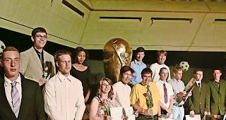 Weltmeisterlich. Die 13 SAK- und BWS-Absolventinnen und -Absolventen: Mit den Zertifikaten vor dem WM-Pokal.Foto wb