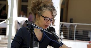 Die preisgekr&ouml;nte Schweizer Autorin Melinda Nadj Abonji liest im Garten der Thermalhotels.