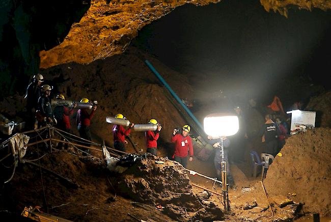 Die Suche nach dem seit mehr als einer Woche in einer Höhle in Thailand verschollenem Jugend-Fussballteam wird intensiviert und mit internationaler Hilfe fortgesetzt.