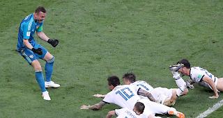 Die jubelnden Russen fallen ihrem Goalie und Penaltyheld Igor Akinfejew vor die F&uuml;sse.