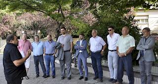 S&eacute;bastien Berguerand von der Vereinigung &laquo;RESPE&raquo; spricht zu den Walliser Politikern auf dem Place de la Planta in Sitten.