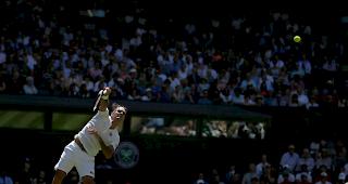 Stark. Roger Federer hat in Wimbledon souver&auml;n den Einzug in die zweite Runde geschafft.