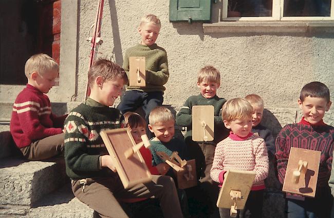 Gesellig. Schüler mit selbst gebasteltem Gerät beim Spielen.