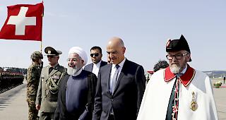 Ankunft. Der iranische Pr&auml;sident Hassan Ruhani ist am Montagnachmittag zu einem offiziellen Besuch in der Schweiz eingetroffen. Er wurde am Flughafen Z&uuml;rich von Bundespr&auml;sident Alain Berset mit milit&auml;rischen Ehren empfangen. Foto