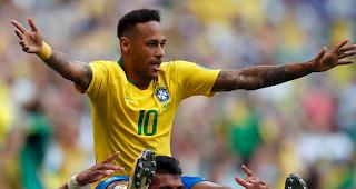 In Jubelpose. Dank eines 2:0-Sieges &uuml;ber Mexiko steht Brasilien mit Superstar Neymar im Viertelfinal der Fussball-WM in Russland.