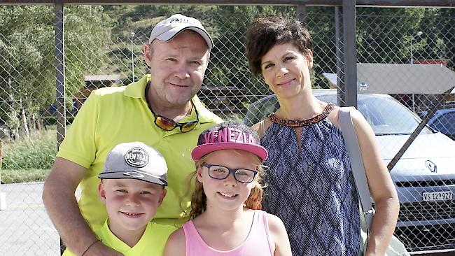 Fabian (47), Carla (46), Nils (6) und Stella (7) Zuber aus Baltschieder.