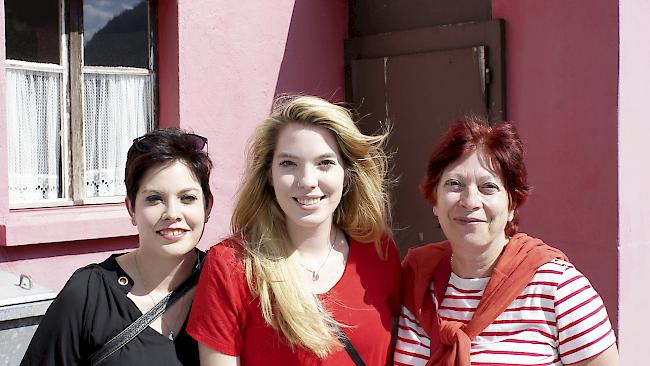 Nathalie Grand (25) und Sarah Grand (22) aus Salgesch mit Sonja Grand (59) aus Susten.