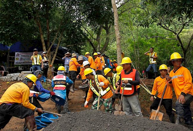 Es wird eine nervenaufreibende Geduldsprobe: Die Rettung der nach neun Tagen lebend in einer überfluteten Höhle in Thailand gefundenen Jungen einer Fussballmannschaft zieht sich möglicherweise über mehrere Monate hin.