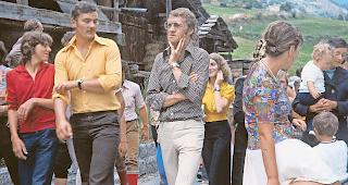 Anpassung. Zu Beginn der 1970er-Jahre hielt die modernere Kleidung rasch Einzug.