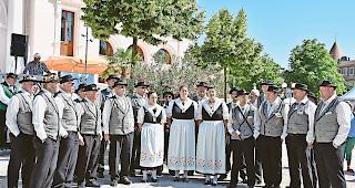 &Uuml;berzeugt. Die Walliser Jodlerklubs (Bild Saas-Fee) warteten mit guten Leistungen auf.Foto zvg