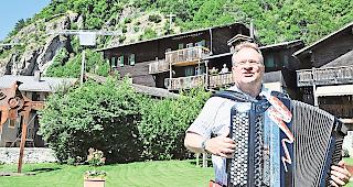 Naters Der Entertainer und Liedermacher Hansr&uuml;edi Zbinden ist im Oberwallis eine Institution. Dass Z&rsquo;Hansr&uuml;edi noch lange nicht ans &laquo;&Uuml;fheeru&raquo; denkt, beweist sein neustes Werk &laquo;Uh&uuml;erug&uuml;et&raquo; &ndash; eine Liebeserkl&auml;rung an seine Heimatgemeinde Naters &ndash; aber nicht nur.