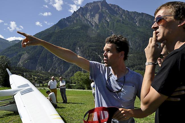 Geiger erklärt Kollege Christian Nanzer, wo der Flug durchführen soll.