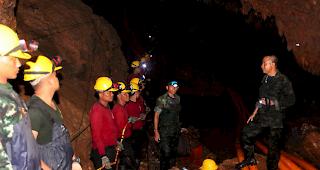 Bei den Rettungsarbeiten in Thailand ist am Freitag ein Taucher ums Leben gekommen. 
