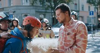 Seltsam. Nach einem Besuch im Wallis leiden zahlreiche Personen an Verhaltensst&ouml;rungen. So zu sehen im neuen Clip &laquo;Vorsicht, das Wallis macht s&uuml;chtig!&raquo; von Valais/Wallis Promotion.