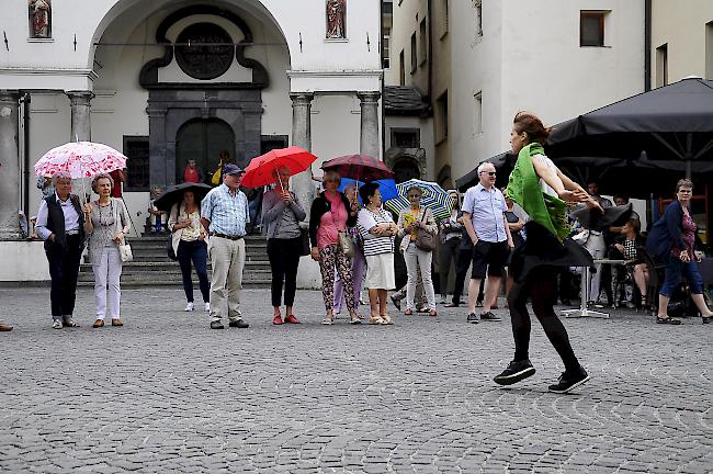 Die Strassenperformance mit Anca Huma begann harmlos...