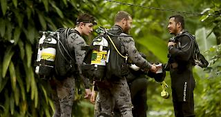 Lage wird brenzlig. Falls Monsunregen die Bedingungen dramatisch verschlechtert, wollen die Rettungskr&auml;fte ihren Einsatz vorzeitig beginnen.