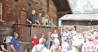 Gemeindepr&auml;sident Beat Jost (oben links) begr&uuml;sst die Anwesenden zur Er&ouml;ffnung des "Egguwegs".