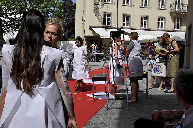 Szene in der Mariengasse während des Konzerts von Maria Abgottspon...