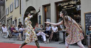Irina Gloor und Rhea Manz w&auml;hrend ihrer Performance zum Thema Weiblichkeit.