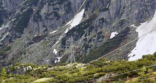 Strommasten auf der Grimsel. Mit einem gelockerten Gesetz sollen vorab Bewilligungsverfahren f&uuml;r Kraftwerkprojekte beschleunigt werden.&nbsp;