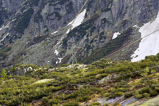 Strommasten auf der Grimsel. Mit einem gelockerten Gesetz sollen vorab Bewilligungsverfahren für Kraftwerkprojekte beschleunigt werden. 