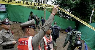 Weil die Zeit abzulaufen droht, stehen die Rettungskr&auml;fte unter enormem Druck.&nbsp;