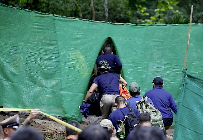 Zweiter Rettungsversuch. Die Elite-Taucher sind wieder zu den restlichen in der Höhle eingeschlossenen Jungen unterwegs.