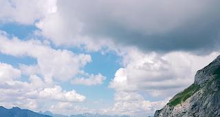 Blick vom Sanetschpass in die Gegend im Bernischen, wo sich der B&auml;r am Wochenende wohl aufgehalten hat.