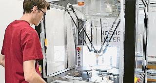 Stefan Biderbost vor dem Cr&ecirc;pes-Automaten.