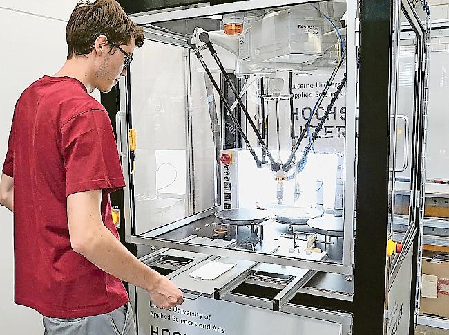 Stefan Biderbost vor dem Crêpes-Automaten.