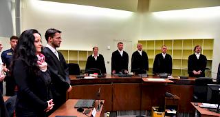 Urteil. Nach mehr als f&uuml;nf Prozessjahren sind Beate Zsch&auml;pe und ihre vier Mitangeklagten nun vom Oberlandesgericht M&uuml;nchen verurteilt worden.