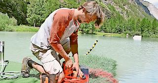 Vorbereitung. Instruktor Carneiro justiert die Bindung des Wakeboards.