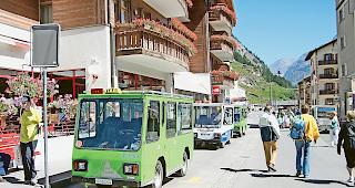 Autofrei. Elektrofahrzeuge sind das Haupttransportmittel in Zermatt.Foto wb