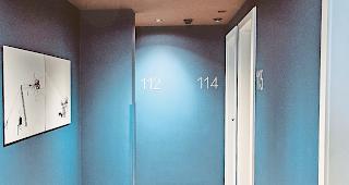 Vorsicht. Im Hotel Visperhof fehlt aus R&uuml;cksicht gegen&uuml;ber G&auml;sten das Zimmer Nummer 13.Foto Marco Schnyder