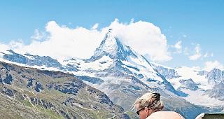 Treue Begleiter. Wollen Wanderer ihre Tiere in die Berge mitnehmen, sollen die Bahnen gem&auml;ss Tarifbestimmungen den halben Preis verlangen. Viele lassen Hunde gratis mitfahren.Foto Keystone