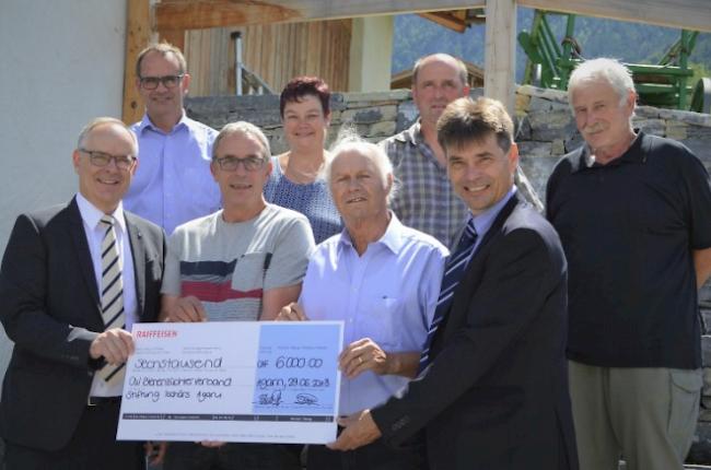 Checkübergabe. Vordere Reihe (v.l.): Stefan Brux, Raiffeisenbank Region Leuk, Christian Loretan, Bienenzuchtverband Oberwallis, Herbert Dirren von der Stiftung «Ischärs Agaru», Gerald Oggier vom Oberwalliser Verband der Raiffeisenbanken. Hintere Reihe (v.l.): Bernhard Mathieu, Sandra Lochmatter, Guido Lötscher und Hans-Ruedi Furrer.