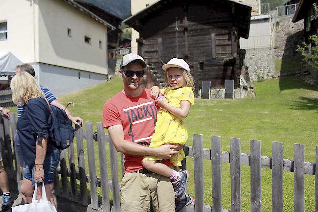 Bunt durchmischt: Von nah und fern begab sich das Publikum nach Reckingen, um das mannigfaltige Angebot des Marktes zu bestaunen.  