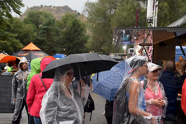 Regenschirme wohin das Auge reicht. 