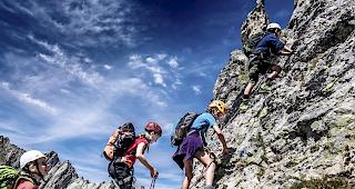 Lehrreiches Erlebnis.&nbsp;Gemeinsam mit Mitarbeitern des UNESCO-Welterbes Swiss Alps Jungfrau Aletsch erklimmten Jugendliche am Wochenende das Wiwannihorn, um die Folgen des Klimawandels hautnah zu entdecken.