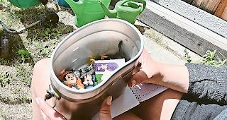 Enth&uuml;llter Schatz. B&uuml;chse gef&uuml;llt mit Tauschgegenst&auml;nden.