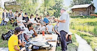 Suonen-Lehre. Sch&uuml;ler anl&auml;sslich des Bildungsprojekts &laquo;AlpenLernen UNESCO-Welterbe Jungfrau-Aletsch&raquo;.