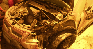 Das Auto ist in Folge des Zusammenstosses in Brand geraten.