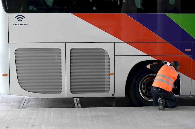 Ein Reisecar blockierte fünf Stunden lang die Passstrasse. (Symbolbild)