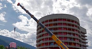 Die wertvolle Fracht wurde per Kran an ihren Bestimmungsort transportiert.