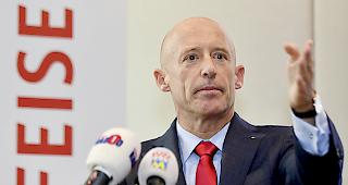 N&auml;chster Knall. Raiffeisen-Chef Patrik Gisel verl&auml;sst die Raiffeisen-Gruppe per Ende Jahr. Mit diesem Schritt wolle er die Reputation der Bank sch&uuml;tzen.