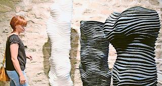 Schloss-Ausstellung. Helga Zumstein vor Arbeiten von Wilhelm Wenger im Schloss Leuk.Foto wb