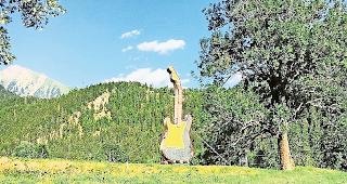 Einladend. &Uuml;bergrosse Gitarre am Dorfeingang.Foto OA Lax