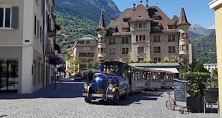 Sightseeing. Ganze 12 Jahre hat er treu gedient: der blaue &laquo;Kleine Simplon Express&raquo;. Nun ist der Minizug durch ein neues Modell ersetzt worden.