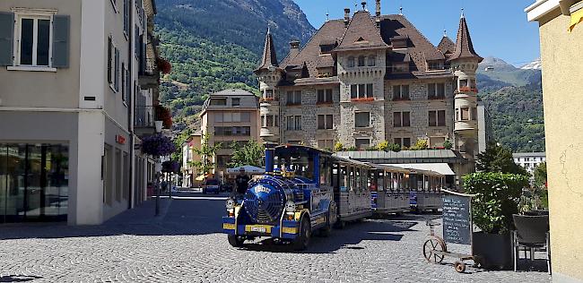 Sightseeing. Ganze 12 Jahre hat er treu gedient: der blaue «Kleine Simplon Express». Nun ist der Minizug durch ein neues Modell ersetzt worden.